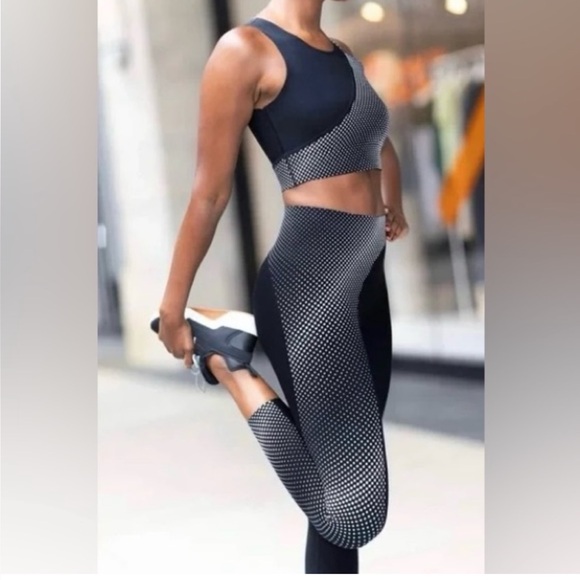 SPANX Reflective Leggings - Picture 8 of 12